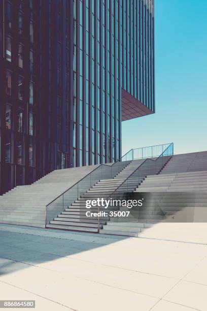 escalera moderna en el entorno urbano, los medios de comunicación puerto de duesseldorf, alemania - düsseldorf fotografías e imágenes de stock