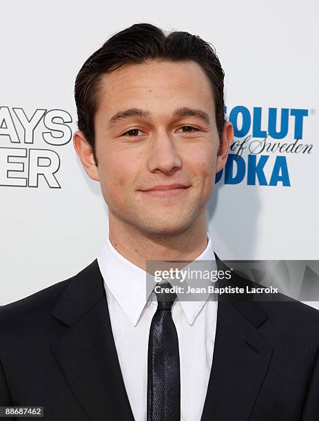 Joseph Gordon-Levitt arrives at the Los Angeles premiere of " Days Of Summer" at the Egyptian Theatre on June 24, 2009 in Hollywood, California.