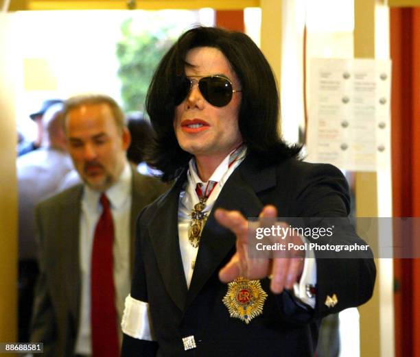 Michael Jackson arrives for his arraignment in Child Sex Case at the Santa Barbara County Courthouse January 16 Santa Maria, CA. Pool Photo by Kevork...
