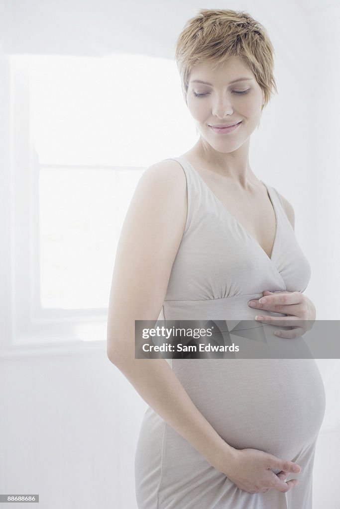 Donna incinta holding stomaco