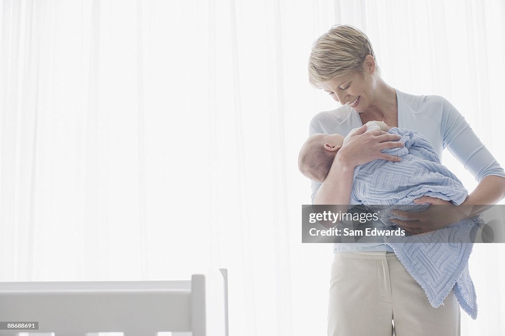Femme levant nouveau-né bébé