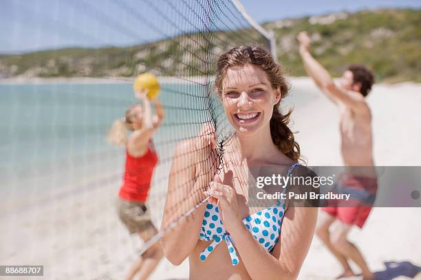 freunde spielen volleyball - beachvolleyball stock-fotos und bilder