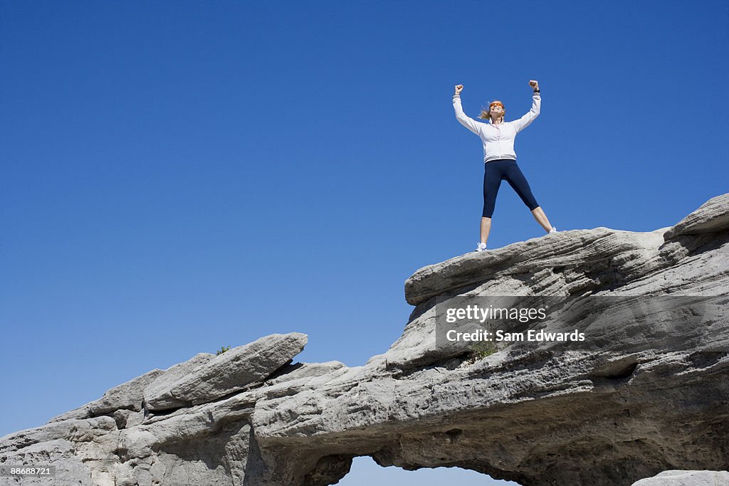 Mulher de pé na Ponte de Pedra