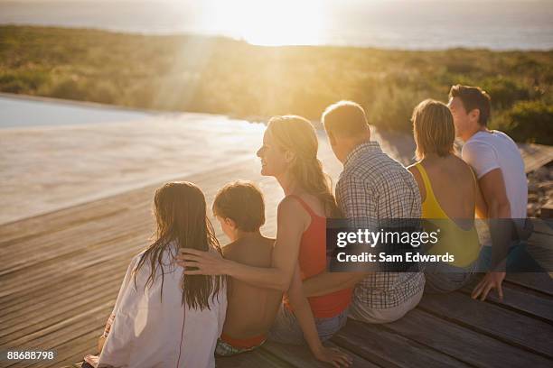 famille assis sur la terrasse de la piscine - aunt photos et images de collection