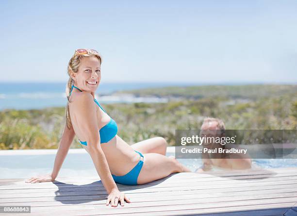 casal nadar na piscina - women sunbathing pool - fotografias e filmes do acervo