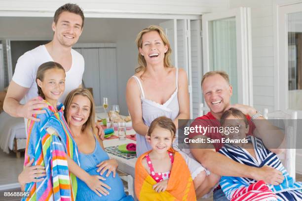 familia sonriente después de disfrutar de la piscina - aunt with niece or nephew fotografías e imágenes de stock