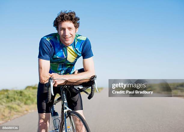 moto rider descansar em bicicleta em zonas remotas - sportsman imagens e fotografias de stock