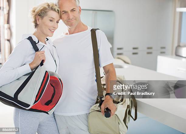 coppia che trasportano borse esercizio - carrying sports bag foto e immagini stock