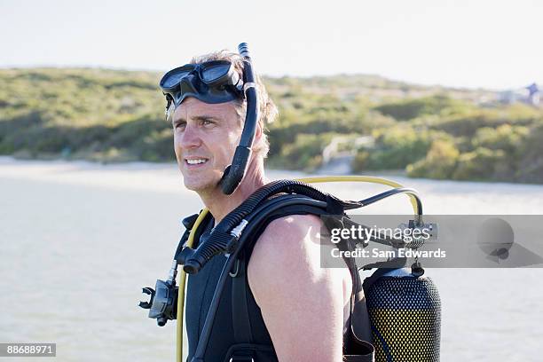 man in scuba gear on beach - aqualung stock pictures, royalty-free photos & images