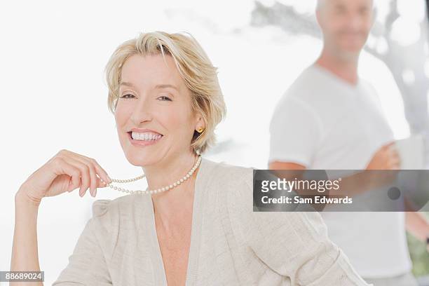 elegant woman smiling - parel juwelen stockfoto's en -beelden
