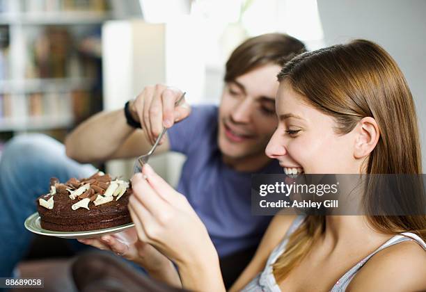 couple sharing cake - eating cake stockfoto's en -beelden