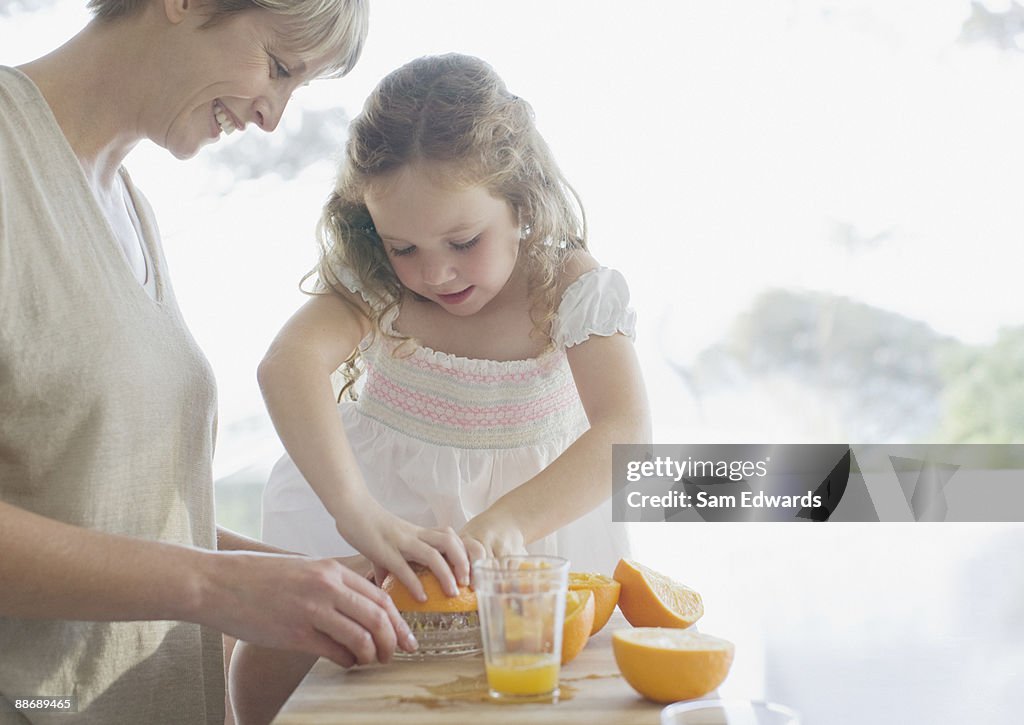 Madre e figlia, spremere arance