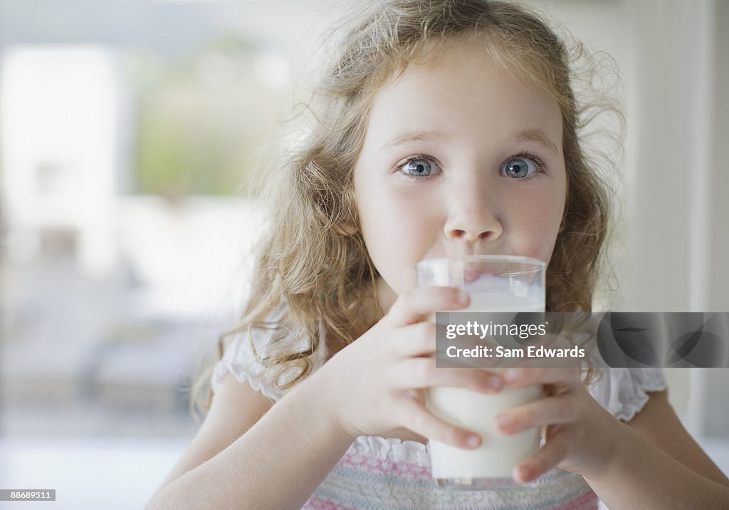 Girl グラスの牛乳