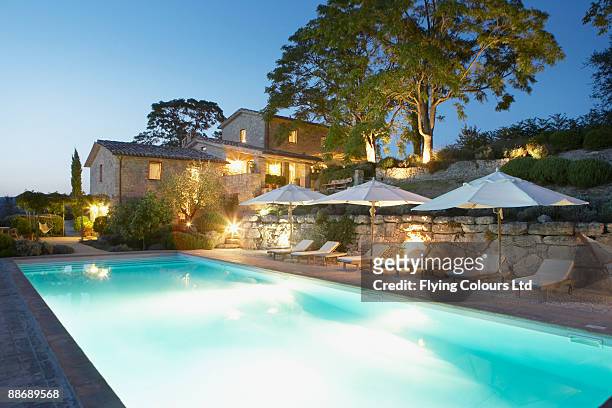 umbrellas and lounge chairs next to swimming pool, umbria, italy - italian villa stock pictures, royalty-free photos & images
