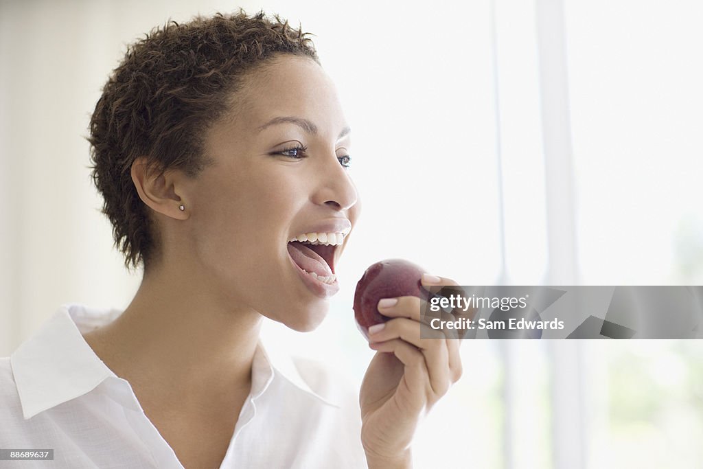 Mujer comiendo manzana