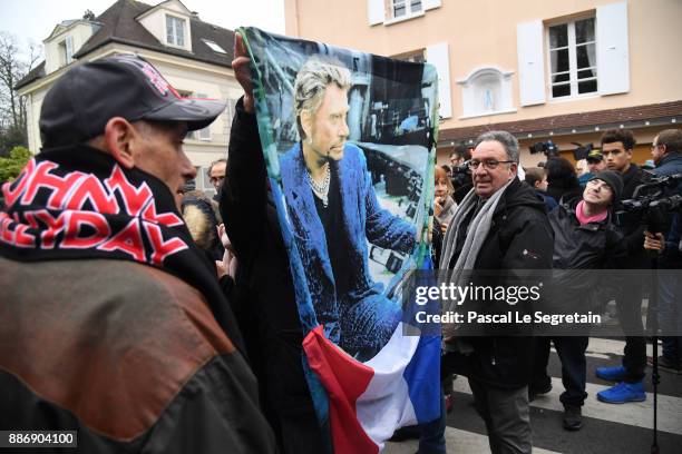 Fans gathered to pay homage to Johnny Hallyday on December 6, 2017 in Marne-La-Coquette, France. Jean-Philippe Smet aka Johnny Hallyday died of...