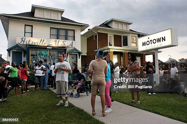 Fans pay their respects to pop star Michael Jackson at the Motown Historical Museum "Hitsville U.S.A" June 25, 2009 in Detroit, Michigan. Jackson the...