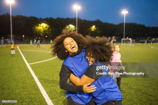 female football players jubilant, hackney, east london, uk - girl power expressão inglesa imagens e fotografias de stock