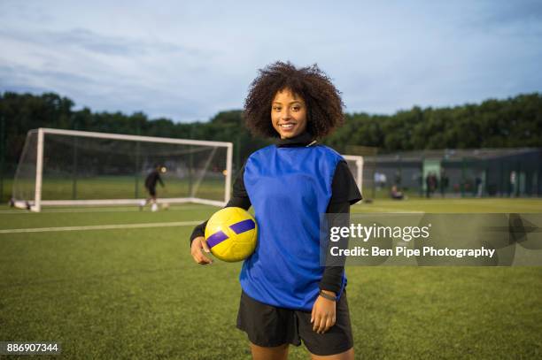 female football player, hackney, east london, uk - atlete stockfoto's en -beelden