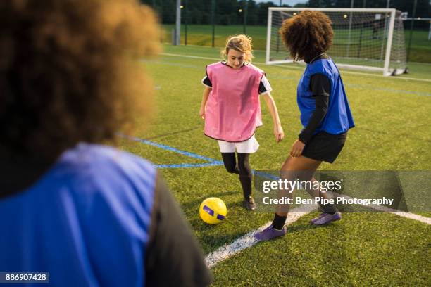womens football team practice, hackney, east london, uk - girl power expressão inglesa imagens e fotografias de stock