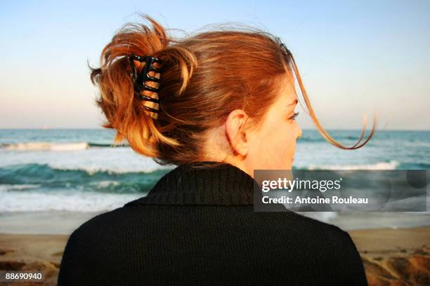 on the beach - clip de cabello fotografías e imágenes de stock