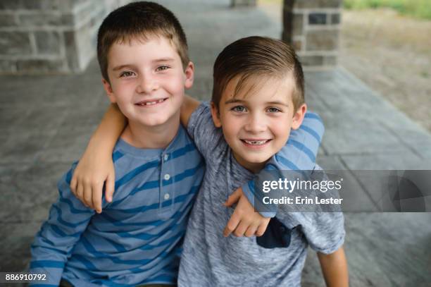 brothers with arms around each other - gezin met twee kinderen stockfoto's en -beelden