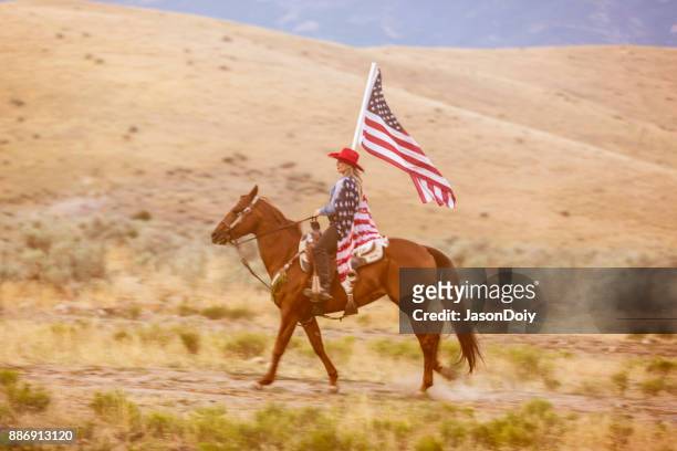 amerikaanse cowgirl paard met amerikaanse vlag - holding horse stockfoto's en -beelden