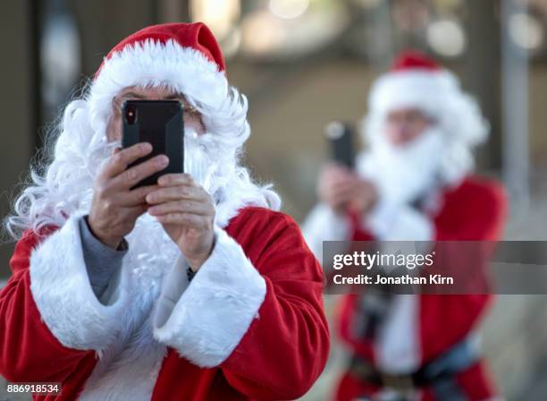 Santa Using Phone Santa Selfie Photos and Premium High Res Pictures - Getty Images