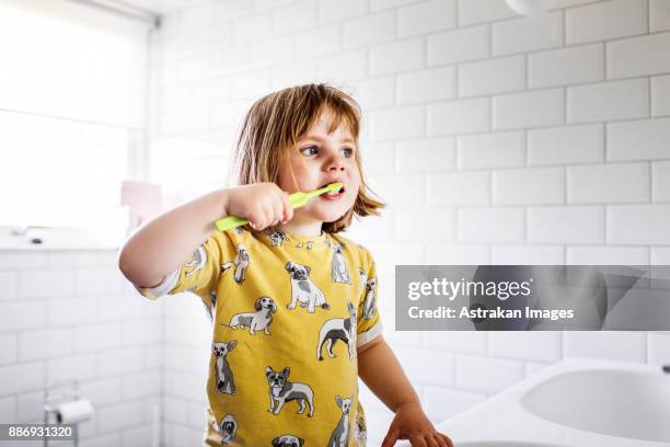 small girl (2-3) brushing teeth - lavarse los dientes fotografías e imágenes de stock