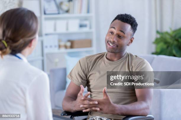 manlig soldat diskuterar frågor med terapeut - man talking to doctor bildbanksfoton och bilder