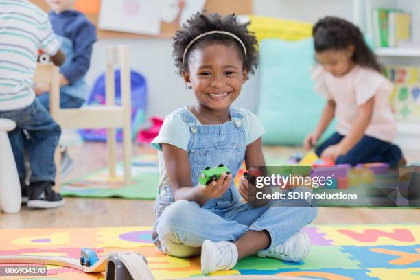 entzückendes kleine mädchen genießt die zeit bei tagespflege - cute young black girls stock-fotos und bilder