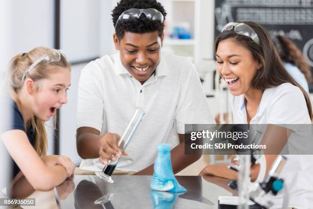 i partner del laboratorio di chimica conducono esperimenti - reazione chimica foto e immagini stock