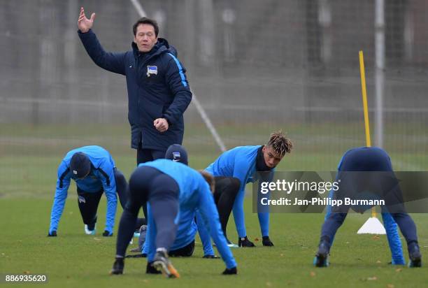 Fitnesstrainer Henrik Kuchno and Sidney Friede of Hertha BSC during a training session on December 6, 2017 in Berlin, Germany.