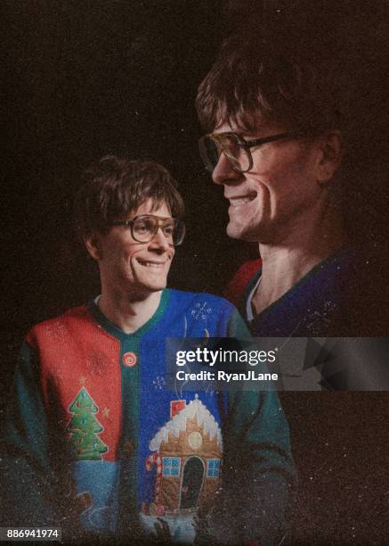 retro stil glamour shot mit christmas sweater - christmas photos stock-fotos und bilder