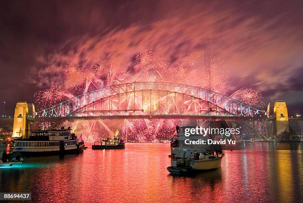 fireworks over sydney harbour bridge - sydney new years eve stock-fotos und bilder