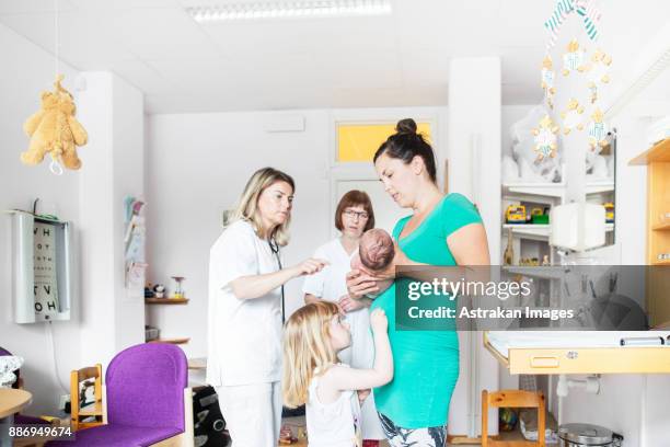 baby (0-1 months) being examined by doctor - 0 1 mes fotografías e imágenes de stock