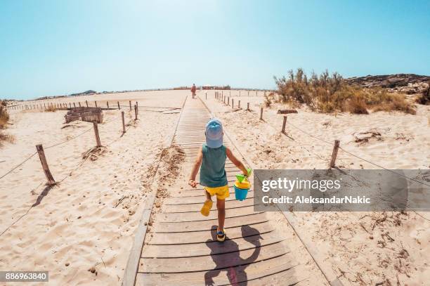 op mijn weg naar het strand - boardwalk stockfoto's en -beelden