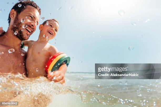 mer, baignade avec mon père - enfants plage photos et images de collection