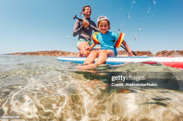 paddleboarding insieme - paddle surf foto e immagini stock