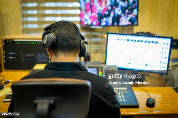 professional sound and video engineer working in digital recording, broadcasting, editing tv studio - microsoft media & entertainment group stock pictures, royalty-free photos & images