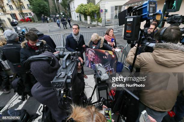 Fans of French singer and actor Johnny Hallyday and journalists gather near the house of Johnny Hallyday, in Marnes-la-Coquette on December 6, 2017....
