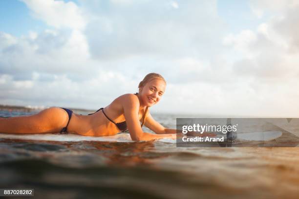 frau junge surfer - hot model indonesia stock-fotos und bilder