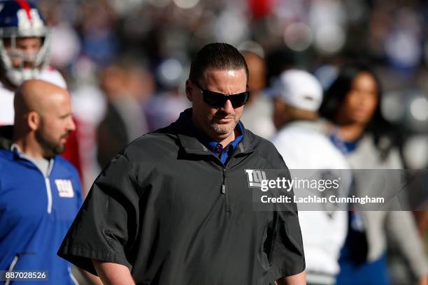 New York Giants head coach Ben McAdoo leaves the field after the Warm up before their game against the Oakland Raiders at Oakland-Alameda County...
