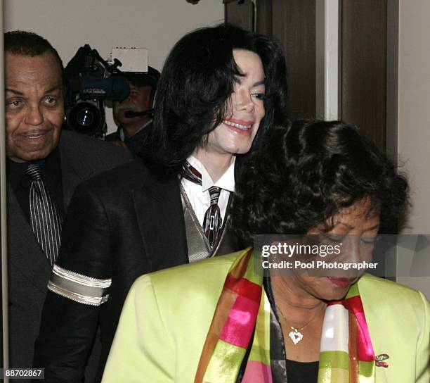 Pop star Michael Jackson leaves court with his parents Joe Jackson and Katherine Jackson for a break in his child molestation trial at Santa Barbara...