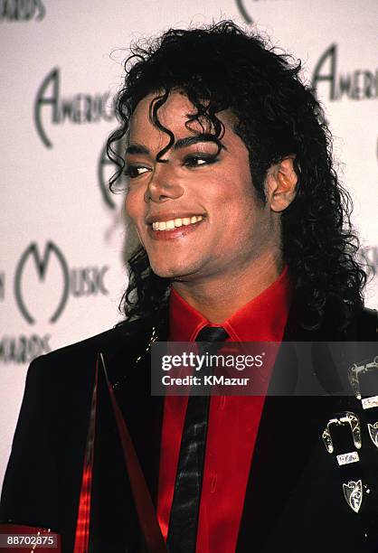 Michael Jackson attends the 16th Annual American Music Awards at the Shrine Auditorium on January 30, 1989 in Los Angeles, California.