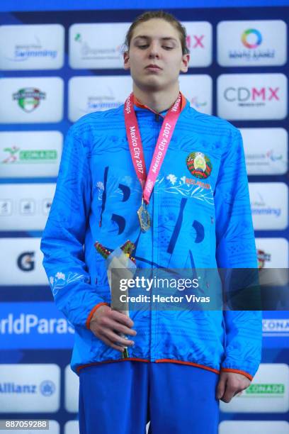 Hryhory Zudzilau of Belarus poses with her gold medal in Men's 100 m Butterfly S11 during day 3 of the Para Swimming World Championship Mexico City...