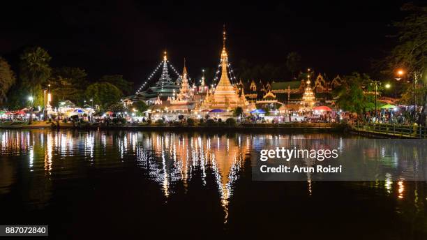 wat jong klang temple reflected in the nong jong kham pond in center of mae hong son city, northern thailand - wat jong klang imagens e fotografias de stock