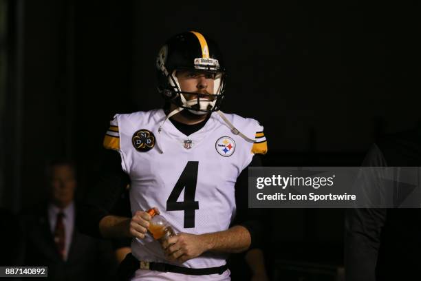 Pittsburgh Steelers punter Jordan Berry runs onto the field before the game against the Pittsburgh Steelers and the Cincinnati Bengals on December...