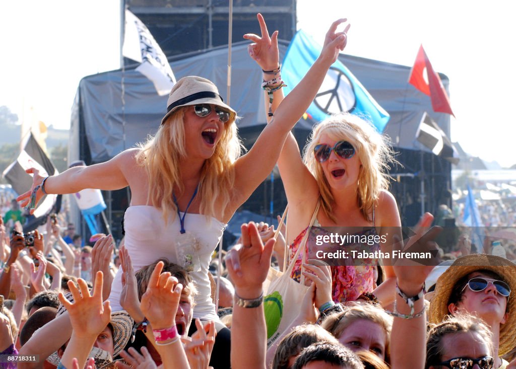 Glastonbury Festival 2009 Day 3: Music Fans And Festival Views