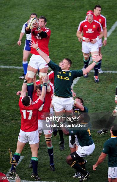 Simon Shaw of the Lions grabs the line out ball in front of Bakkies Botha of South Africa during the Second Test match between South Africa and the...